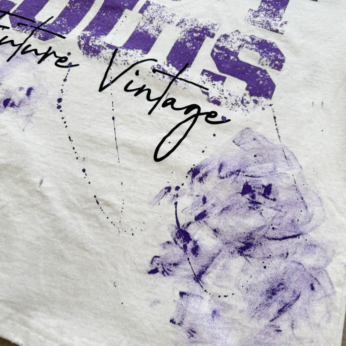 P138 #【Two Colors】CTS-108 Saint Street Dirty street graffiti style T-shirt. Ready-made hand-painted splash ink + multi-position manual destruction + heavy Assute fermentation mill spray horse wash process. Full of retro and high-end feeling. Size: S M L XL